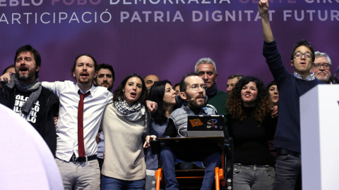 Los dirigentes de Podemos Rama Mayora, Pablo Iglesias, Irene Montero, Diego Cañamero, Pablo Echenique,Sofía Fernandez e Íñigo Errejón, en el escenario tras la proclamación de los resutlados de las votaciones en la Asamblea Ciudadana Estatal de Vista