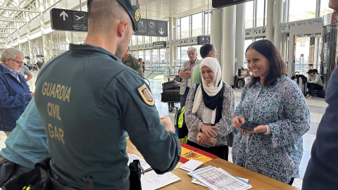 Agentes de la Guardia Civil española comprueban los documentos de los ciudadanos españoles nacionalizados antes de ser evacuados del Líbano, en el aeropuerto internacional Beirut-Rafik Hariri.