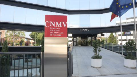 Entrada principal de la sede de la Comisión Nacional del Mercado de Valores (CNMV) en Madrid.