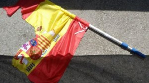 Tres jóvenes independentistas, condenados por rajar la bandera española: ¿libertad de expresión o ultraje?