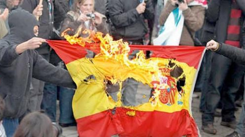 Imagen de archivo de una quema de bandera en Catalunya