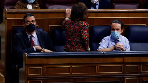 11/11/2020.- El presidente del Gobierno, Pedro Sánchez, y los vicepresidentes primera, Carmen Calvo y segundo, Pablo Iglesias, al inicio del Pleno del Congreso que debate este miércoles el proyecto de ley de presupuestos generales del Estado para 2021 q