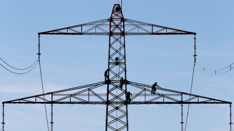 Trabajadores reparando un poste eléctrico a 21 de diciembre de 2022