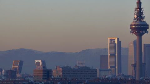 Capa de contaminación sobre la ciudad desde el Cerro del Tío Pío en Madrid (España), a 18 de enero de 2021. Madrid lleva desde ayer en escenario 1 de su protocolo anticontaminación y continuará así mínimo hasta mañana martes incluido.