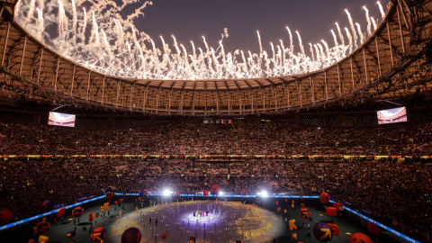 Fuegos artificiales durante la ceremonia de clausura del Mundial de Catar 2022 antes de la final entre Argentina y Francia, al norte de Doha, el 18 de diciembre de 2022.