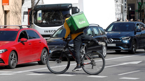 Un repartidor de una plataforma digital circula en bici en Madrid.