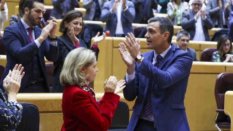 El presidente del Gobierno, Pedro Sánchez es aplaudido por su grupo tras intervenir en el pleno del Senado, este miércoles en Madrid