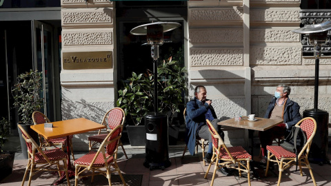 Varias personas en una terraza de una cafetería en Madrid.