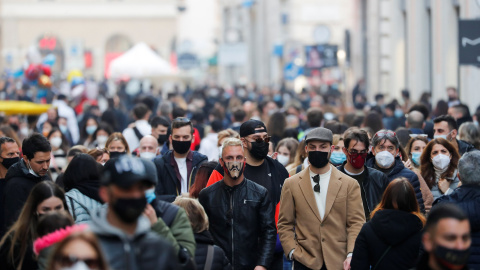 Transeúntes caminan por una calle de Roma