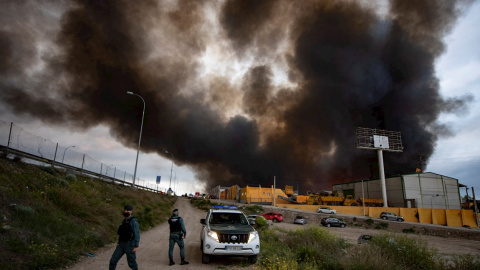 Columnas de humo en un incendio en polígono industrial de Seseña, Toledo, este martes 13 de abril de 2021.