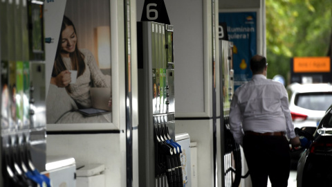 Un hombre echa gasolina a su coche en una estación de servicio en Madrid. E.P./Óscar Cañas