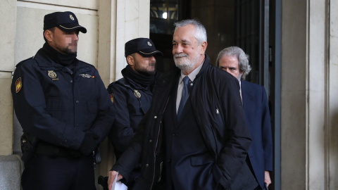 El ex¡presidente de la Junta de Andalucía, José Antonio Griñán a la salida del juicio del caso ERE en la Audiciencia Provincial a 19 de noviembre del 2019