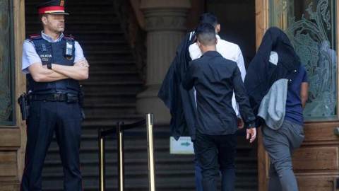 Tres dels set acusats de la violació múltiple d'una menor a Manresa (Barcelona), entrant a l'Audiència de Barcelona. (QUIQUE GARCÍA | EFE)