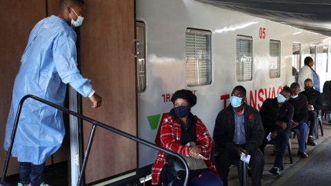 Un enfermero y pacientes en un centro de vacunación de Sudáfrica