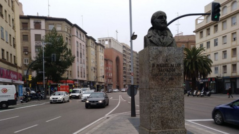 : El busto de Miguel Allué Salvador, presidente de la Diputación de Zaragoza desde un mes después de empezar la guerra civil hasta un año después de terminar, sigue en la avenida Goya de la capital aragonesa