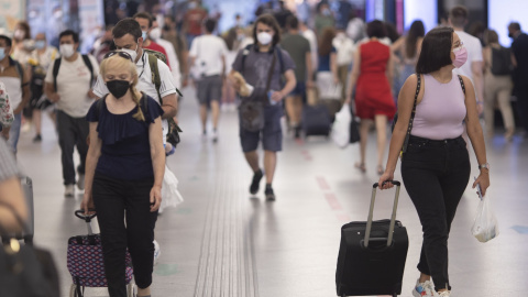 Pasajeros en la estación de AVE de Atocha, durante el primer día de la primera 'Operación Salida' del verano 2021, a 2 de julio de 2021, en Madrid (España)