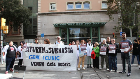 Membres del Sindicat de Llogateres, veïns i treballadors del Clínic protesten contra la subhasta de cinc immobles