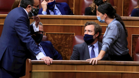 21/09/2021.- Los diputados de Vox Macarena Olona (d), José María Sánchez García (i) y el portavoz parlamentario d ela formación, Iván Espinosa de los Monteros (c), durante la sesión plenaria del Congreso de los Diputados celebrada este martes en Ma