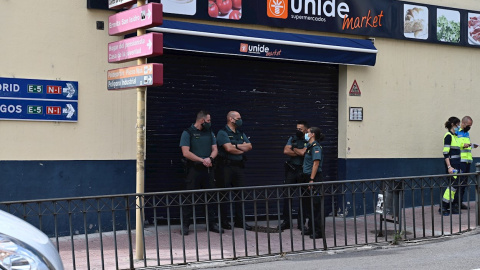 20/09/2021 Dos agentes de la Guardia Civil a las puertas del supermercado donde ocurrió el suceso.