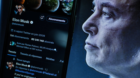 Una vista de la cuenta de Twitter del empresario Elon Musk en la pantalla de un teléfono inteligente a 25 de abril del 2022