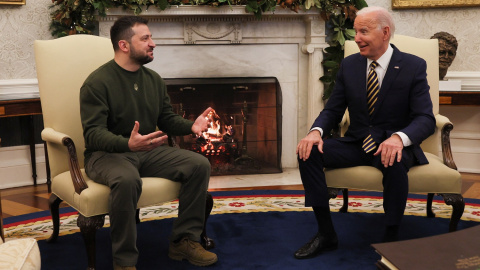 El presidente ucraniano, Volodimir Zelenski, junto al líder estadounidense, Joe Biden, en su encuentro en Washington, a 21 de diciembre de 2022.