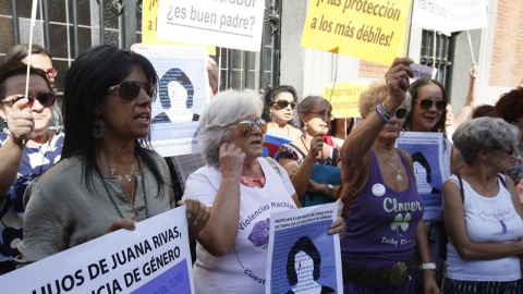 La cantante Cristina del Valle (i) participa junto con las plataformas en apoyo a Juana Rivas, en busca y captura por no entregar a sus hijos al padre, en una protesta esta mañana frente al Ministerio de Justicia en Madrid, y en otras ciudades del país,