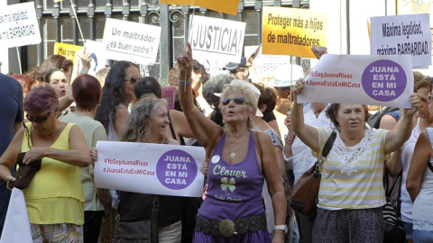 Plataformas en apoyo a Juana Rivas, en busca y captura por no entregar a sus hijos al padre, protestan esta mañana frente al Ministerio de Justicia en Madrid, y en otras ciudades del país, para asegurar la protección de sus hijos. EFE/Darwin Carrión