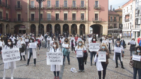 Concentración de trabajadores sanitarios frente al hospital de Gijón Cabueñes.