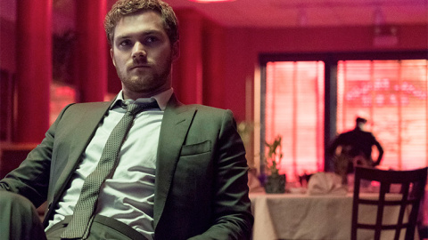 Finn Jones como Iron Fist en 'The Defenders' de Netflix.