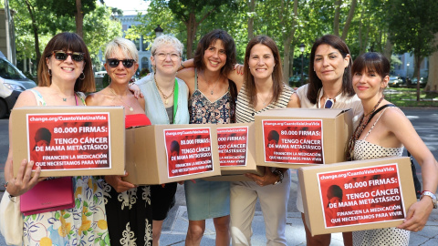 Mujeres con cáncer de mama posan con sus firmas