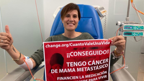 Paciente con cáncer de mama posa con las firmas