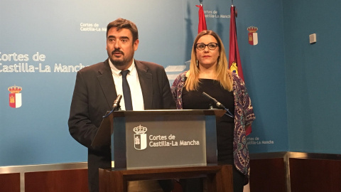 Los diputados Rafael Esteban (PSOE) y María Díaz (Podemos) en rueda de prensa este lunes.