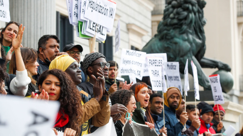 Representantes de más de 900 organizaciones se concentran en el exterior del Congreso este miércoles con motivo de su entrega de cajas con firmas para la regularización extraordinaria de personas migrantes.