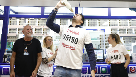 Propietarios y empleados de la administración 'La Chulapa de Moncloa' celebran haber vendido El Gordo, el número 05490, este jueves en Madrid.