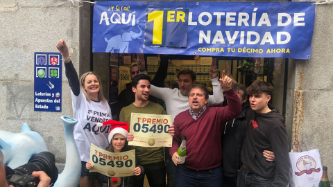 Varios agraciados con El Gordo, el número 05490, celebran en la administración 'El Elefante de Arenal', este jueves en Madrid.