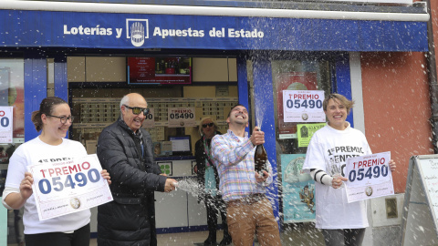 Responsables de la administración de lotería de la localidad asturiana de Moreda celebran este jueves el haber vendido décimos del primer premio de la Lotería de Navidad.