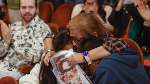 Una mujer del público celebra ser ganadora del premio Gordo durante el sorteo de Navidad celebrado en el Teatro Real en Madrid, este jueves.