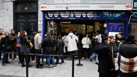 Largas colas frente a la céntrica administración de lotería de Doña Manolita, una de las que más décimos vende en toda España.