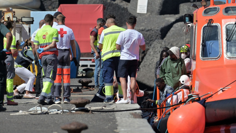 Los Servicios de Emergencias reciben a varios migrantes en el puerto de La Restinga