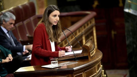 Lucía Muñoz, diputada de Unidas Podemos, desde la tribuna de oradores. Alberto Serrano/Unidas Podemos