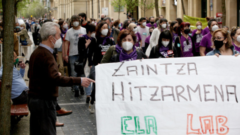 Un grupo de personas participa con una pancarta en una manifestación de una jornada de huelga convocada por el sindicato LAB en las residencias de mayores de Gipuzkoa, en Donostia, Guipuzkoa, Euskadi (España), a 30 de marzo de 2021