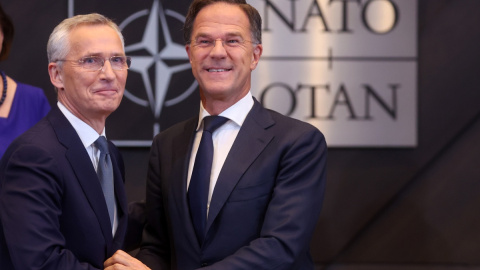 Jens Stoltenberg saluda a Mark Rutte