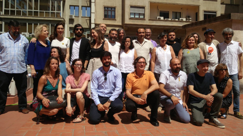 Foto de família de parts dels signants del manifest 'Drets i Llibertats', presentat aquest dimecres 4 de juliol a Barcelona. / Lafede.cat.