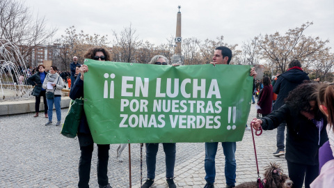 Varias personas portan una pancarta que reza 'En lucha por nuestras zonas verdes' en la concentración para defender la arboleda de la zona de Madrid Río, que se verá afectada por las obras del Metro, a 18 de febrero de 2023, en Madrid (España).