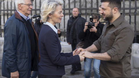 Ursula von der Leyen y Josep Borrell en su encuentro con Volodímir Zelenski.