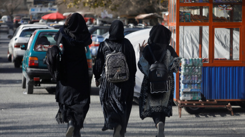 Varias mujeres caminan en las inmediaciones de la Universidad de Kabul.