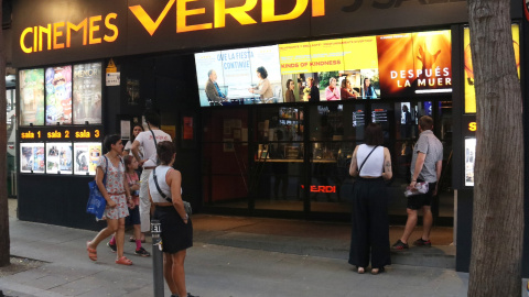 L'exterior dels cinemes Verdi al carrer Verdi de Barcelona