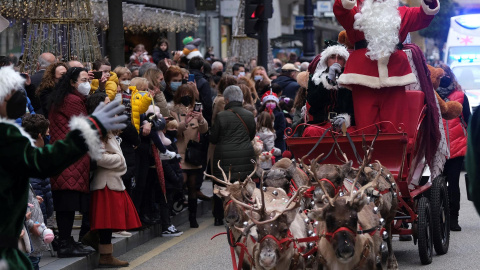 Cabalgata de Papá Noel, sus elfos y sus renos por las calles de Oviedo este viernes.