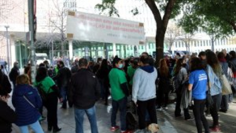 Petició de dos anys de presó per protestar contra els desnonaments ocupant una oficina bancària i enganxant adhesius