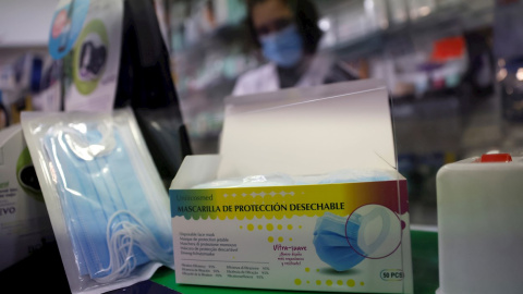 17/11/2020.-Vista de mascarillas desechables en una farmacia madrileña.